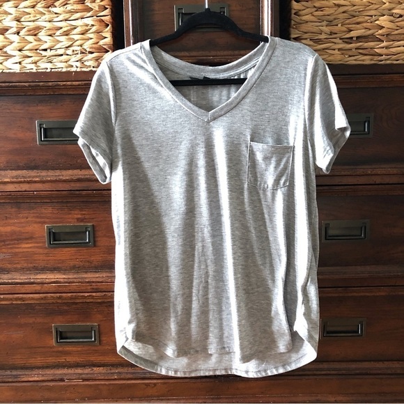 Signature Studio Tops - Signature Studio gray short sleeve v-neck pocket tee in size XL